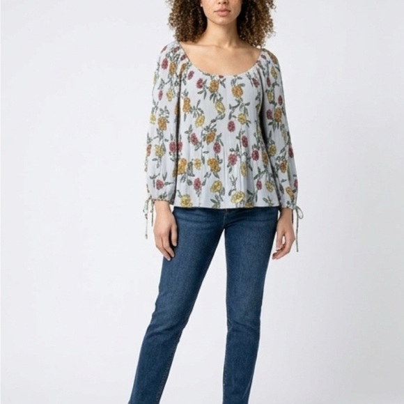 Elegant Floral Off-Shoulder Blouse - Picture 4 of 7